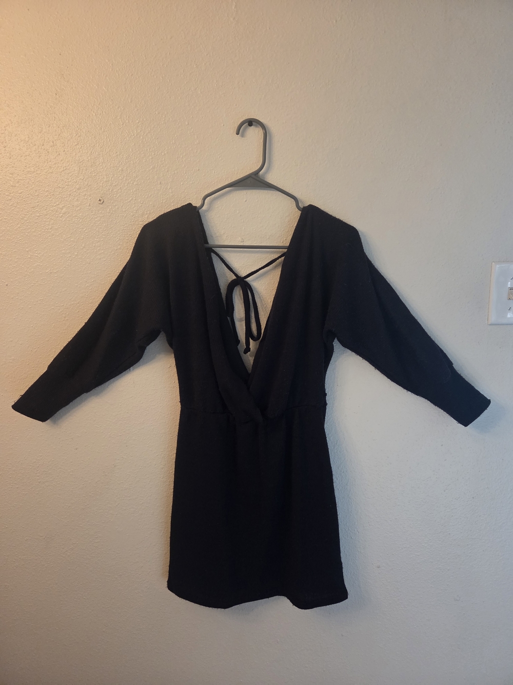 Francesca's Black Long Sleeve V-Back Knit Mini Dress